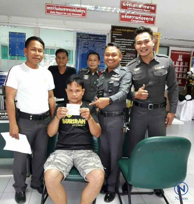 หนุ่มใหญ่บุรีรัมย์หวังแค่เลขท้าย
ดวงเฮง! ซื้อคู่เดียว รวย 6 ล้าน