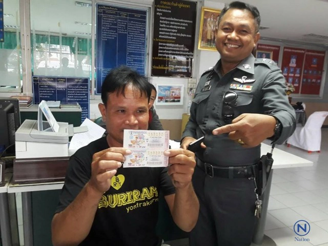 หนุ่มใหญ่บุรีรัมย์หวังแค่เลขท้าย
ดวงเฮง! ซื้อคู่เดียว รวย 6 ล้าน