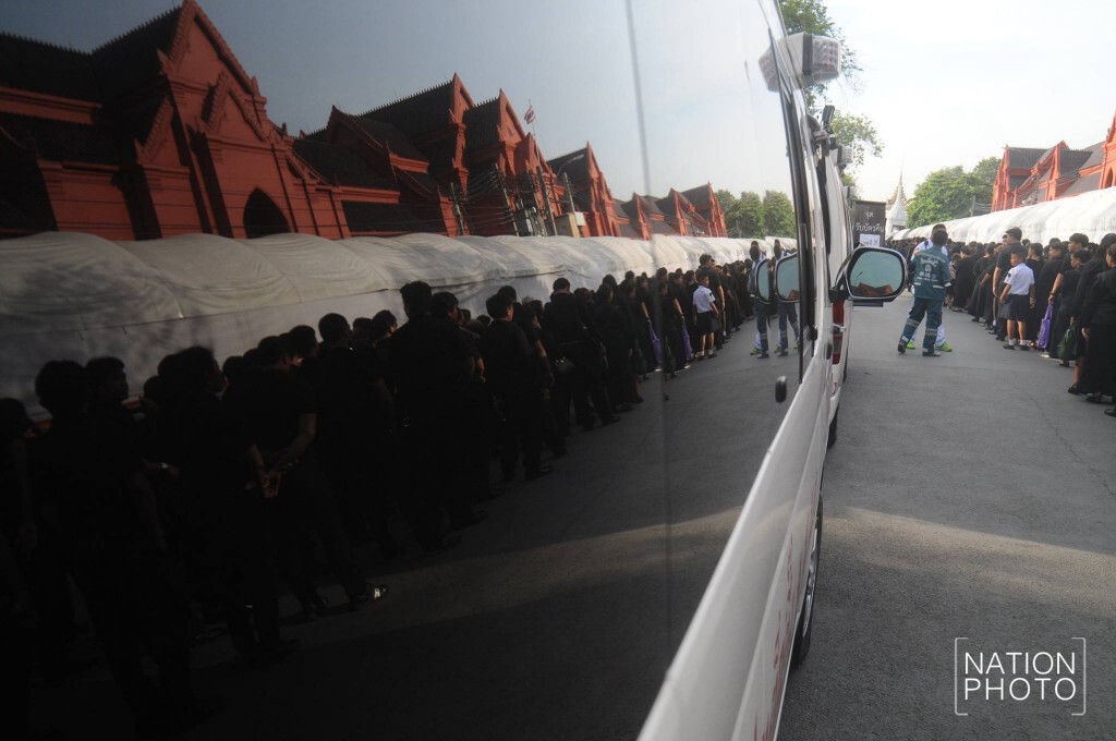 ประชาชน รอเข้าคิวสักการะพระบรมศพ 18 ม.ค.2560 ประชาชน รอเข้าคิวสักการะพระบรมศพ 18 ม.ค.2560