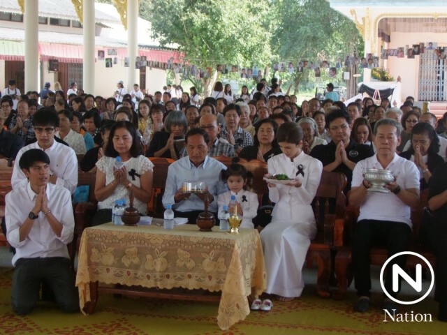 "แม่โบว์-น้องมะลิ" สวมชุดไทยจิตรลดาสีขาวสวยสง่าร่วมทำบุญครบ 1 ปี "ปอ ทฤษฎี"