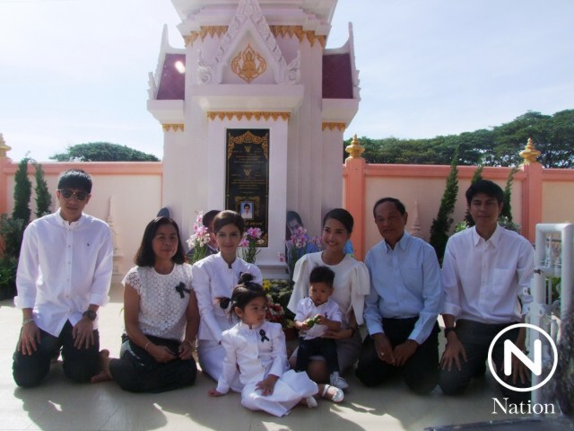 "แม่โบว์-น้องมะลิ" สวมชุดไทยจิตรลดาสีขาวสวยสง่าร่วมทำบุญครบ 1 ปี "ปอ ทฤษฎี"