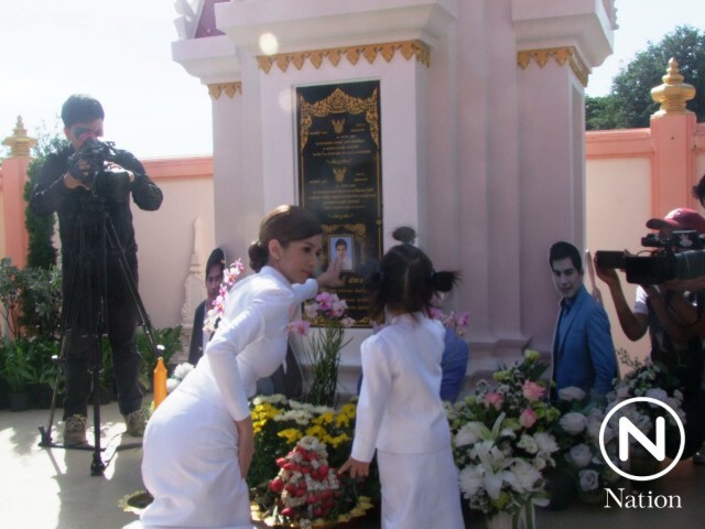 "แม่โบว์-น้องมะลิ" สวมชุดไทยจิตรลดาสีขาวสวยสง่าร่วมทำบุญครบ 1 ปี "ปอ ทฤษฎี"