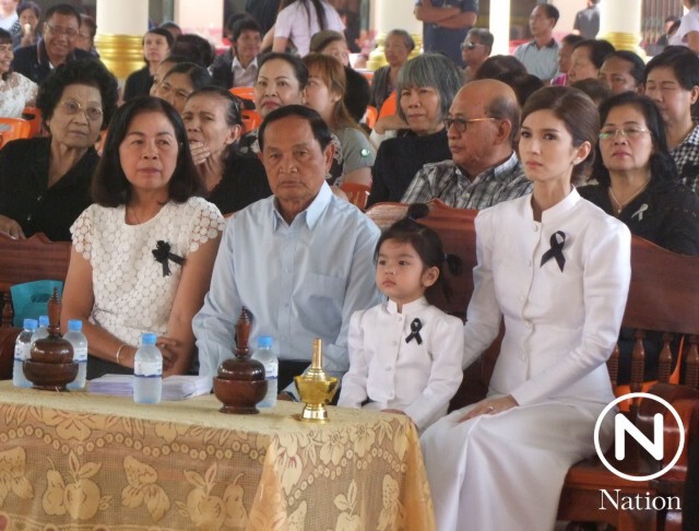 "แม่โบว์-น้องมะลิ" สวมชุดไทยจิตรลดาสีขาวสวยสง่าร่วมทำบุญครบ 1 ปี "ปอ ทฤษฎี"