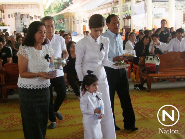 "แม่โบว์-น้องมะลิ" สวมชุดไทยจิตรลดาสีขาวสวยสง่าร่วมทำบุญครบ 1 ปี "ปอ ทฤษฎี"