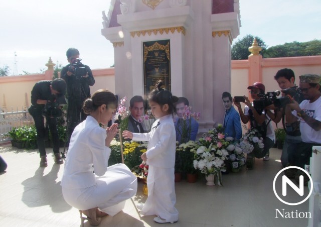 "แม่โบว์-น้องมะลิ" สวมชุดไทยจิตรลดาสีขาวสวยสง่าร่วมทำบุญครบ 1 ปี "ปอ ทฤษฎี"