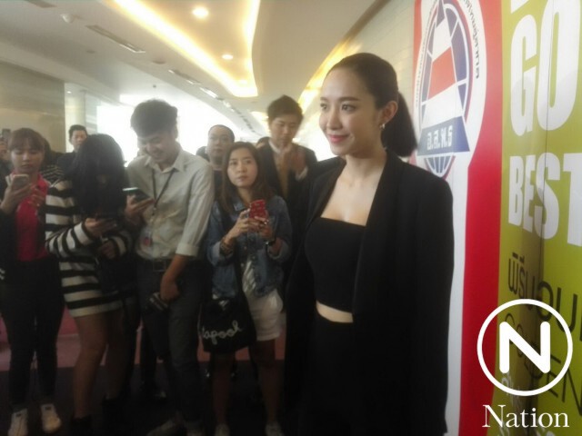 "น้ำชา ชีรณัฐ" ปัดตอบเรื่องเลิกรากับไฮโซพก ขอตอบงานหน้า แย้มไม่ต่อสัญญาแกรมมี่แล้ว