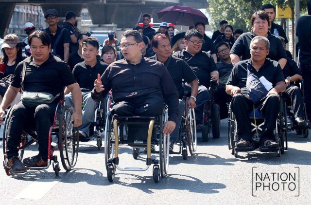 ผู้พิการวีลแชร์ ยื่นฟ้อง กทม. 
เรียกค่าเสียหาย ไม่สร้างลิฟท์บริการผู้ใช้ BTS ครบทุกสถานี