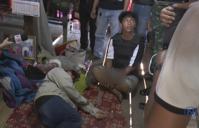 ตำรวจคุมตัวผู้ต้องหา ทำแผนฆ่านักศึกษาสาว
ลวงกินยาฆ่าหญ้า ก่อนลงมือข่มขืน ลากศพทิ้งทุ่งนา