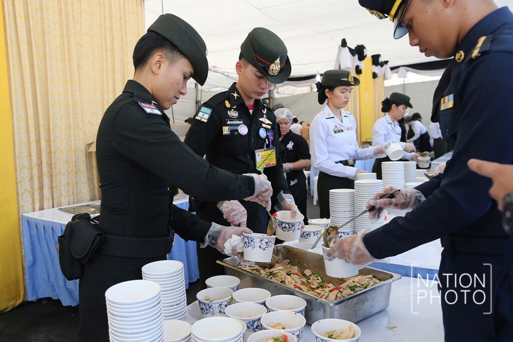 สมเด็จพระเจ้าอยู่หัว พระราชทานอาหารแก่ประชาชน ที่มาสักการะพระบรมศพ สมเด็จพระเจ้าอยู่หัว พระราชทานอาหารแก่ประชาชน ที่มาสักการะพระบรมศพ