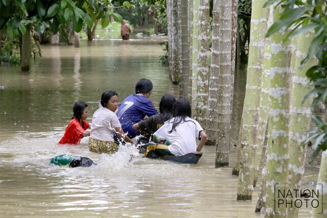 น้ำที่ล้นจากแม่น้ำปัตตานี ไหลเข้าท่วมหมู่บ้าน