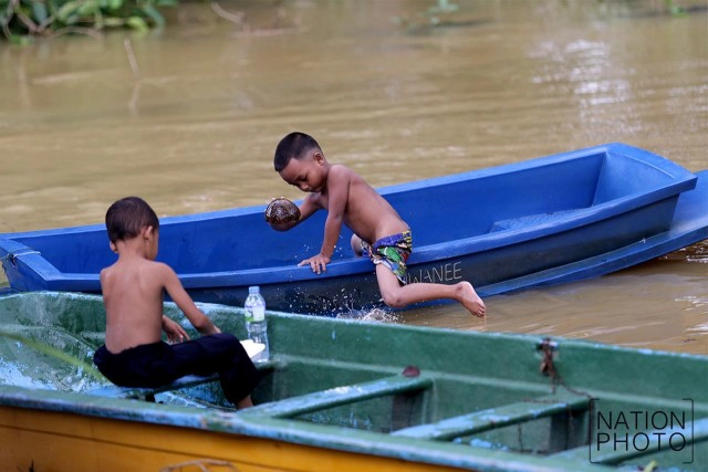 เด็กยะลา ลงเล่นน้ำที่ล้นมาจากแม่น้ำสายบุรี กันอย่างสนุกสนาน