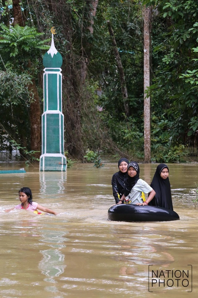 เด็กยะลา ลงเล่นน้ำที่ล้นมาจากแม่น้ำสายบุรี กันอย่างสนุกสนาน