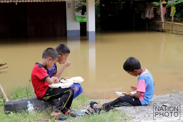 เด็กยะลา ลงเล่นน้ำที่ล้นมาจากแม่น้ำสายบุรี กันอย่างสนุกสนาน