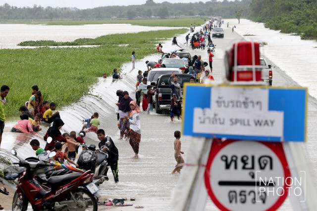 สุขของเด็ก...
เล่นน้ำล้นจากสปิลเวย์เหนือเขื่อนปัตตานี