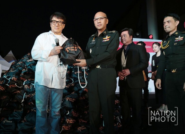 "เฉิน หลง" มอบถุงยังชีพ ช่วยเหลือผู้ประสบอุทกภัยทางภาคใต้