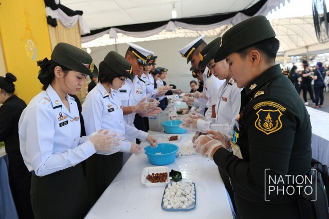 สมเด็จพระเจ้าอยู่หัว พระราชทานอาหารแก่ประชาชน ที่มาสักการะพระบรมศพ