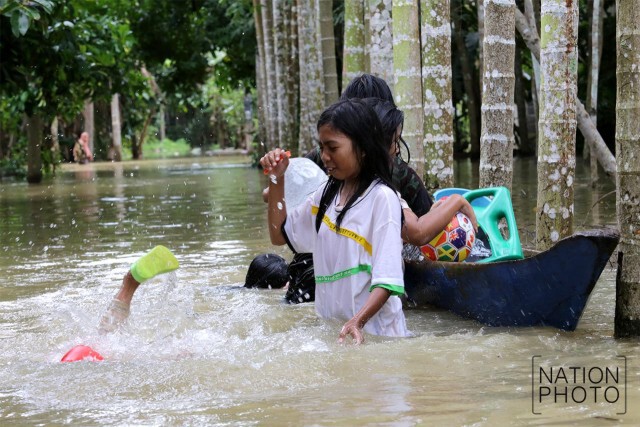 น้ำที่ล้นจากแม่น้ำปัตตานี ไหลเข้าท่วมหมู่บ้าน