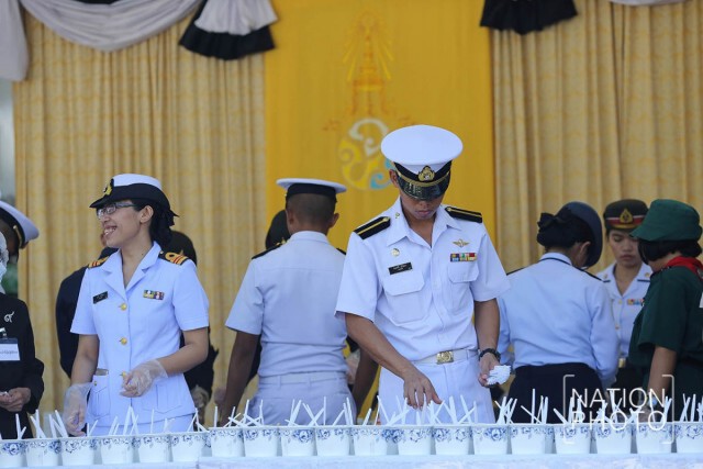 สมเด็จพระเจ้าอยู่หัว พระราชทานอาหารแก่ประชาชน ที่มาสักการะพระบรมศพ