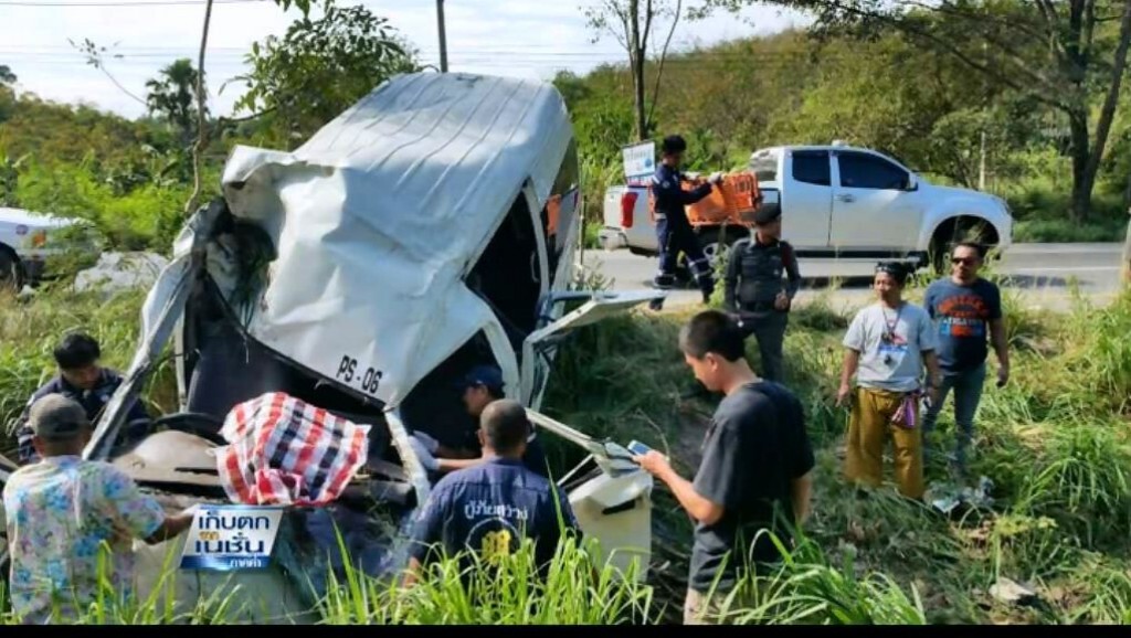 รถตู้ยางระเบิดเสียหลักตกร่องกลางถนนคนขับดับ เจ็บ14ราย รถตู้ยางระเบิดเสียหลักตกร่องกลางถนนคนขับดับ เจ็บ14ราย