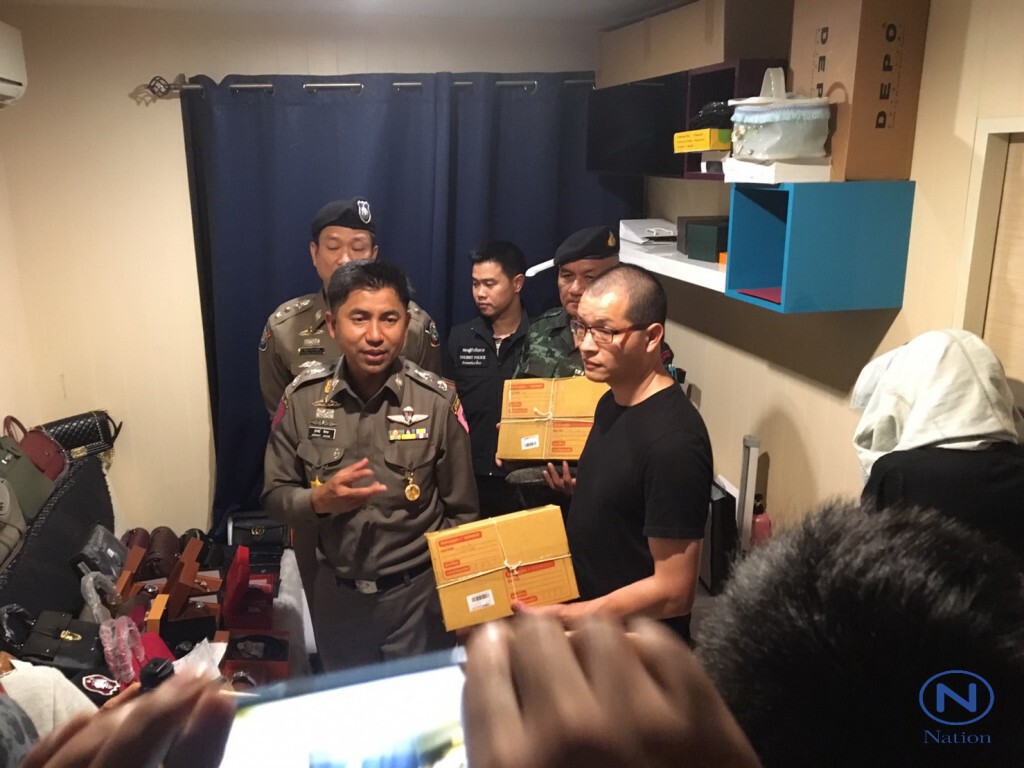 ตร.บุกจับสินค้าละเมิดลิขสิทธิ์-กระเป๋าแบรนด์เนมยี่ห้อดัง