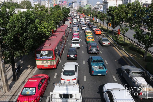 การจราจรบริเวณแยกรัชโยธินหนาแน่น หลังปรับวิธีเดินรถแบบ "วงเวียน"