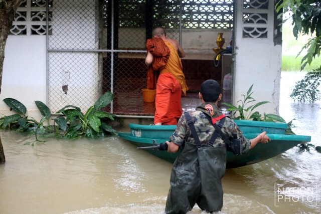 เจ้าอาวาสวัดสันติการาม จ.ปัตตานี พายเรือไปฉันเพล