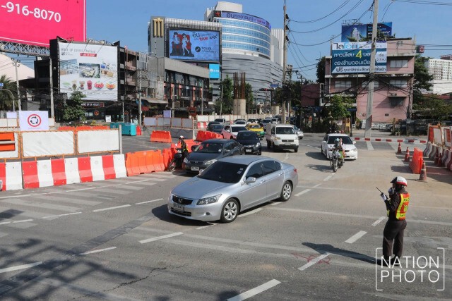 การจราจรบริเวณแยกรัชโยธินหนาแน่น หลังปรับวิธีเดินรถแบบ "วงเวียน"