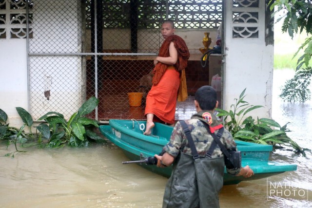 เจ้าอาวาสวัดสันติการาม จ.ปัตตานี พายเรือไปฉันเพล