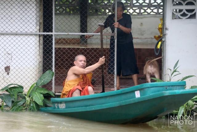 เจ้าอาวาสวัดสันติการาม จ.ปัตตานี พายเรือไปฉันเพล