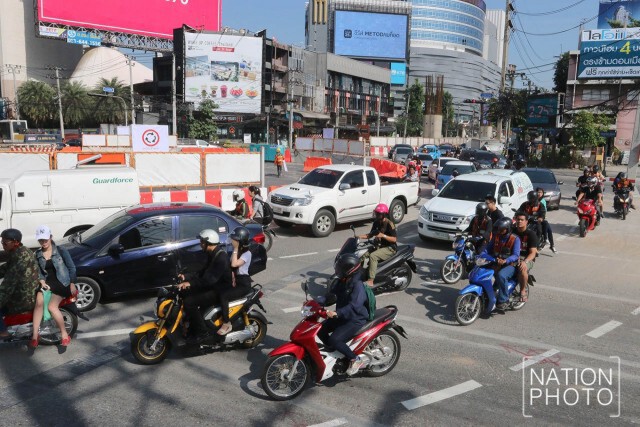 การจราจรบริเวณแยกรัชโยธินหนาแน่น หลังปรับวิธีเดินรถแบบ "วงเวียน"