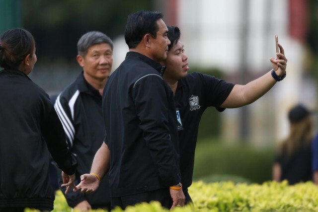 "นายกฯ" ร่วมเล่นตระกร้อวง เต้นแอโรบิค ฟิตร่างเตรียมบิน "สุราษฎร์" พรุ่งนี้