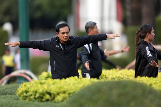 "นายกฯ" ร่วมเล่นตระกร้อวง เต้นแอโรบิค ฟิตร่างเตรียมบิน "สุราษฎร์" พรุ่งนี้