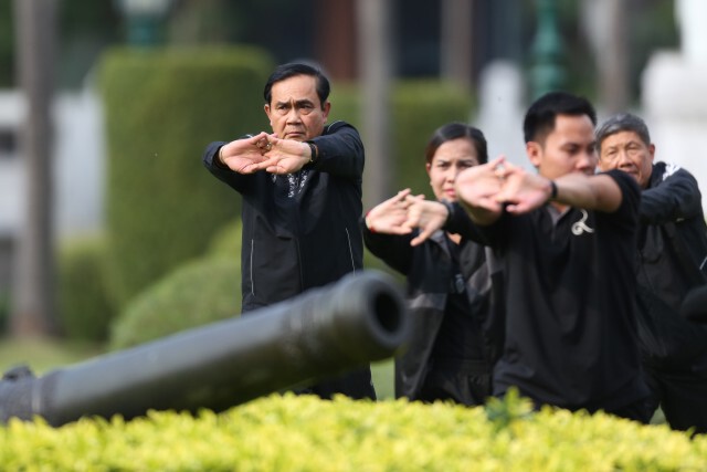 "นายกฯ" ร่วมเล่นตระกร้อวง เต้นแอโรบิค ฟิตร่างเตรียมบิน "สุราษฎร์" พรุ่งนี้