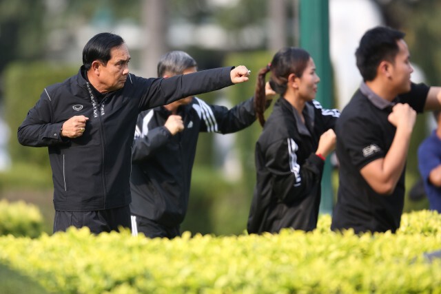 "นายกฯ" ร่วมเล่นตระกร้อวง เต้นแอโรบิค ฟิตร่างเตรียมบิน "สุราษฎร์" พรุ่งนี้