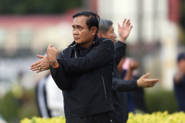 "นายกฯ" ร่วมเล่นตระกร้อวง เต้นแอโรบิค ฟิตร่างเตรียมบิน "สุราษฎร์" พรุ่งนี้
