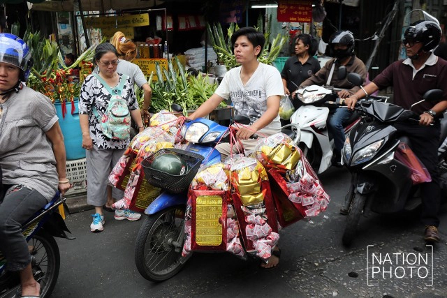 เยาวราชคึกคัก คนไทยเชื้อสายจีนแห่ซื้อของ วันจ่าย ในเทศกาลตรุษจีน