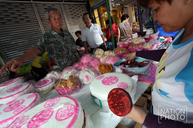 เยาวราชคึกคัก คนไทยเชื้อสายจีนแห่ซื้อของ วันจ่าย ในเทศกาลตรุษจีน