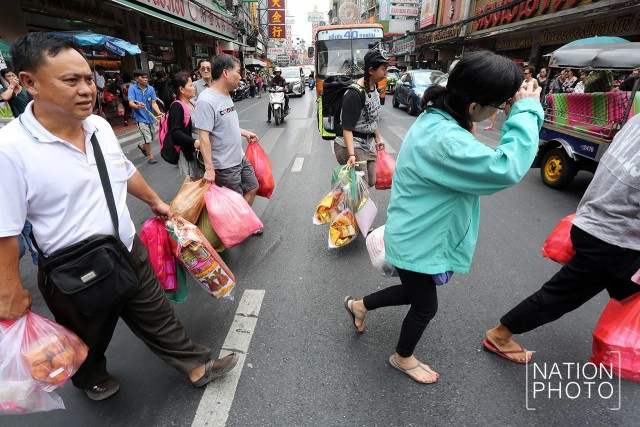 เยาวราชคึกคัก คนไทยเชื้อสายจีนแห่ซื้อของ วันจ่าย ในเทศกาลตรุษจีน