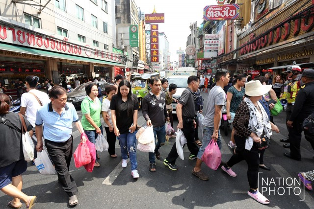 เยาวราชคึกคัก คนไทยเชื้อสายจีนแห่ซื้อของ วันจ่าย ในเทศกาลตรุษจีน