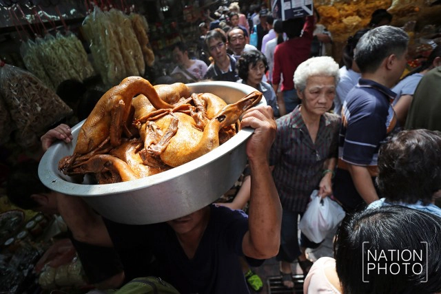 เยาวราชคึกคัก คนไทยเชื้อสายจีนแห่ซื้อของ วันจ่าย ในเทศกาลตรุษจีน