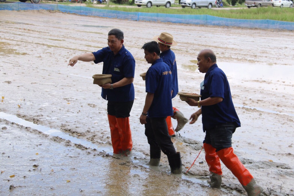 สมาชิก กฟก.ปลื้ม 
"ประจิน" ลงพื้นที่เยี่ยมเกษตรกรผู้ประสบภัยน้ำท่วมพัทลุง