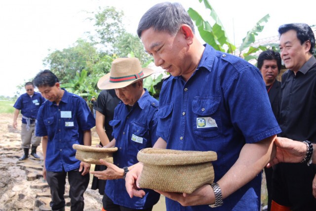 สมาชิก กฟก.ปลื้ม 
"ประจิน" ลงพื้นที่เยี่ยมเกษตรกรผู้ประสบภัยน้ำท่วมพัทลุง