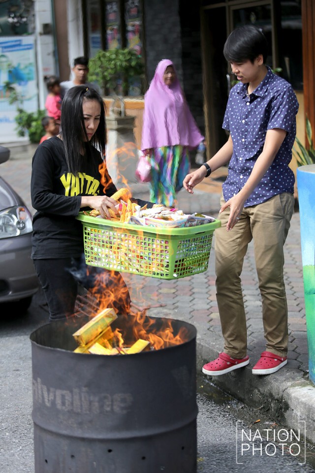 ชาวยะลา ทำพิธีไหว้เจ้า-บรรพบุรุษ