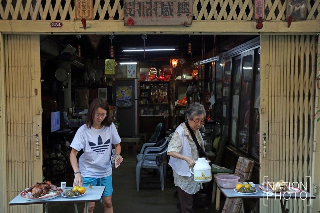 ชาวไทยเชื้อสายจีนย่านตลาดน้อย เซ่นไหว้บรรพบุรุษ