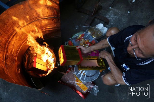 ชาวไทยเชื้อสายจีนย่านตลาดน้อย เซ่นไหว้บรรพบุรุษ
