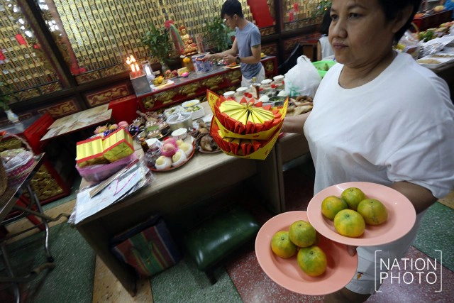 ชาวไทยเชื้อสายจีนย่านตลาดน้อย เซ่นไหว้บรรพบุรุษ