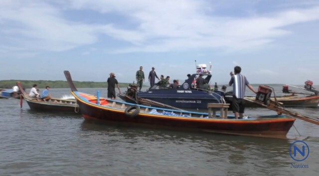 สนธิกำลังรื้อถอนโพงพาง
กลุ่มชาวบ้านขับเรือนำ"คนชรา-เด็ก"ขวาง
จนท.ต้องล้มเลิกภารกิจ