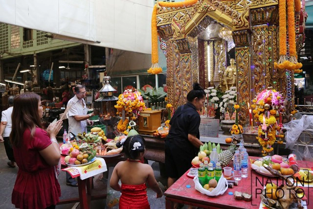 ชาวไทยเชื้อสายจีนไหว้องค์สมเด็จเจ้าพ่อปากคลองตลาด