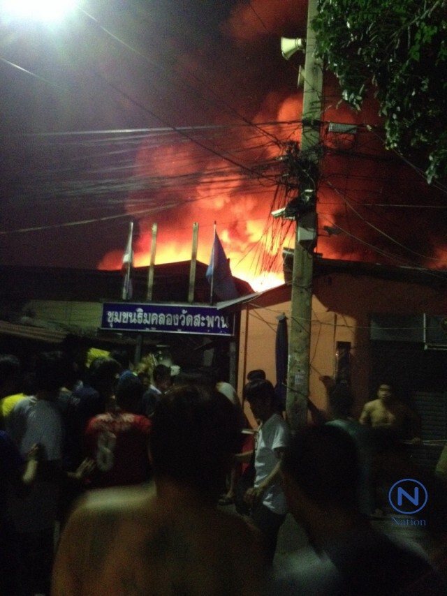 ไฟไหม้บ้านในชุมชนริมคลองวัดสะพาน ย่านถนนอาจณรงค์