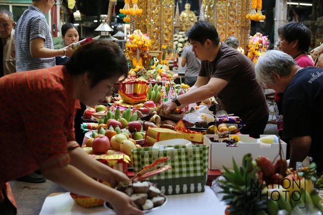 ชาวไทยเชื้อสายจีนไหว้องค์สมเด็จเจ้าพ่อปากคลองตลาด